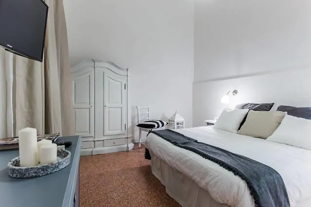 Chiaia House Bed & Breakfast Naples