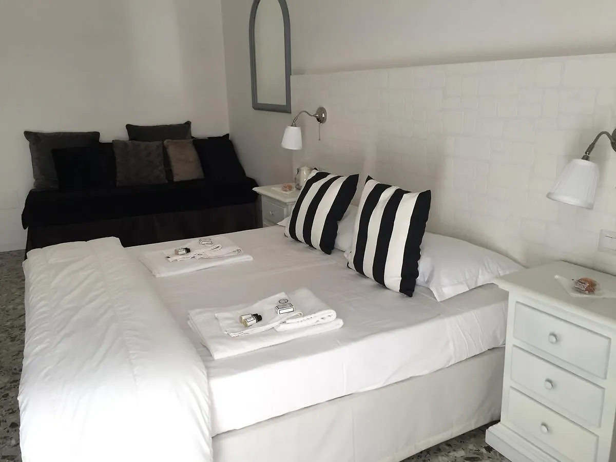 Chiaia House Bed & Breakfast Naples